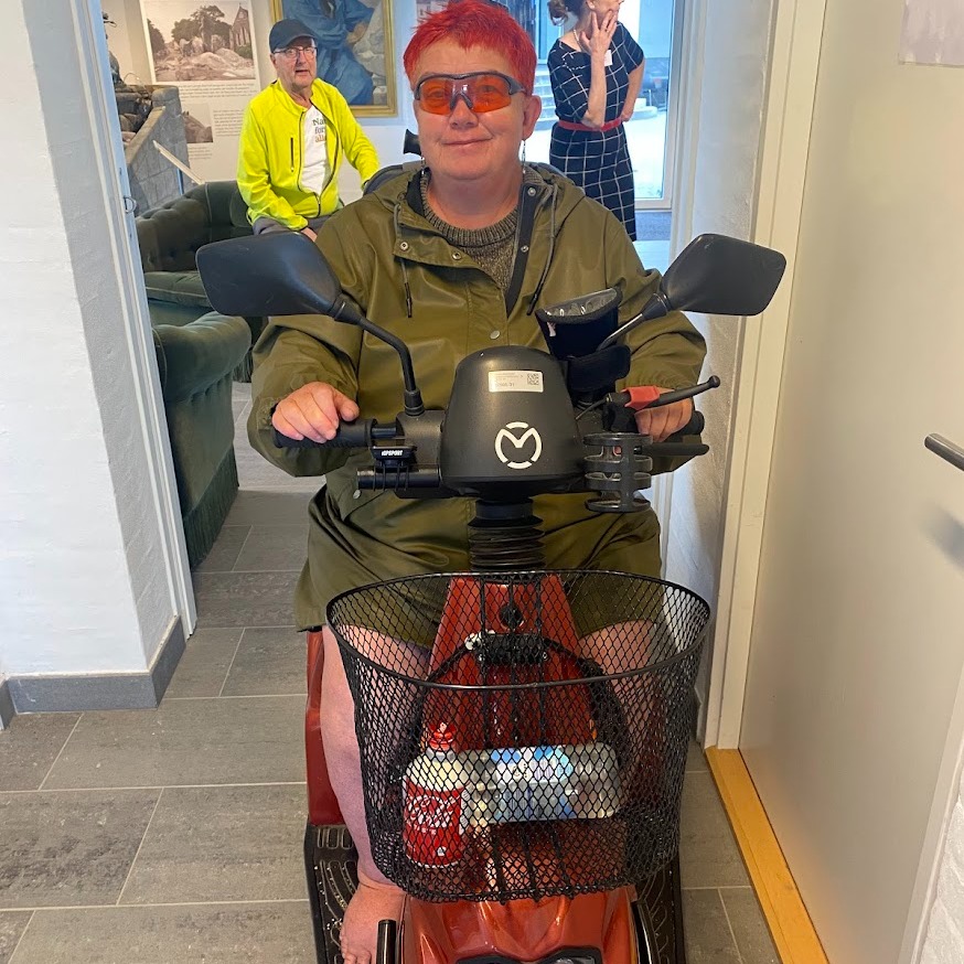 De allerfleste gæster kan komme rundt i Thingbæk Kalkminer og Rebildcentrets bygninger via befæstede stier, ramper og personlifte.